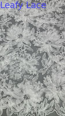 Tissu de dentelle florale blanche pour robes en treillis de terre de broderie complexe avec un caractère subtil