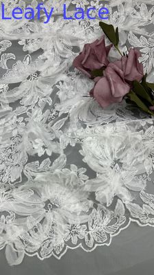 Tissu de dentelle florale blanche pour robes en treillis de terre de broderie complexe avec un caractère subtil