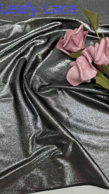 Tissu en dentelle argentée brodée de sequins et de feuilles pour robes : audacieux et luxueux, pour des robes de soirée spectaculaires et accrocheuses