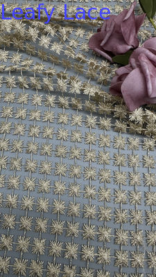 Tissu en dentelle métallique brodée ajourée étincelante respirante pour robes de mariée