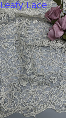 100% polyester Tissu en dentelle française Chantilly pour vêtements Robes creuses de couleur blanche Robes de mariée