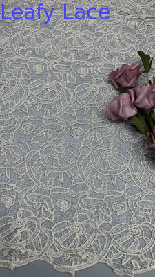 100% polyester Tissu en dentelle française Chantilly pour vêtements Robes creuses de couleur blanche Robes de mariée