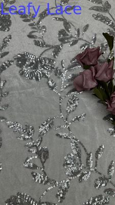 La dentelle à feuilles de séquins avec légumes éparpillés rencontre des séquins de glace subtils Émour textuel pour des robes personnalisées de haute couture