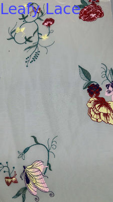 Dentelle brodée sur résille chair, tissu romantique et délicat, parfait pour les robes de gala printanières