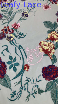 Dentelle brodée sur résille chair, tissu romantique et délicat, parfait pour les robes de gala printanières