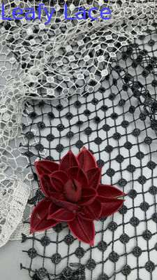Des feuilles noires et blanches à carreaux, des séquins creux, des étoffes détaillées pour les robes de cérémonie.