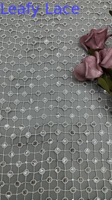 Des feuilles noires et blanches à carreaux, des séquins creux, des étoffes détaillées pour les robes de cérémonie.