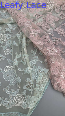 Dentelle française brodée de feuilles, filigrane délicat sur résille douce pour tenues de soirée inspirées des créateurs