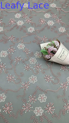 Détails artistiques pour des robes de soirée sophistiquées sur mesure