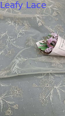Tulle en maille dentelle avec broderie élevée Featherlight tissu de luxe pour les robes de tapis rouge éthéré