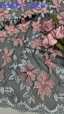 Dentelle brodée avec détails floraux, tissu profondément texturé pour des robes de soirée haute couture dramatiques