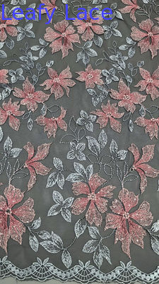 Dentelle brodée avec détails floraux, tissu profondément texturé pour des robes de soirée haute couture dramatiques