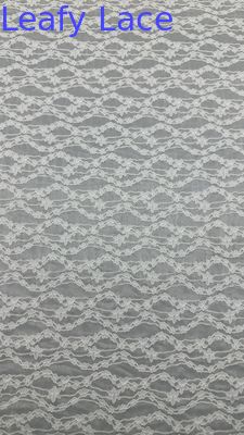 La dentelle brodée de couleur blanche pour les motifs floraux élégants 100% polyester pour les robes royales et romantiques