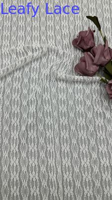 Tissu brodé de dentelle blanche à motifs de feuilles - Nouvelle collection - Motifs floraux baroques pour robes royales et romantiques