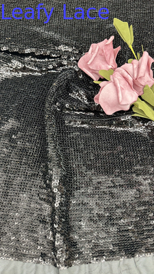 Tissu brodé de sequins de haute qualité pour des robes de soirée et de gala accrocheuses