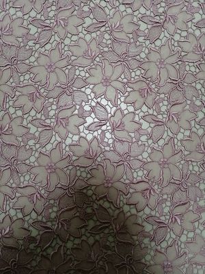 Le laser floral rose a coupé le tissu de dentelle brodé par 125CM pour le vêtement des femmes