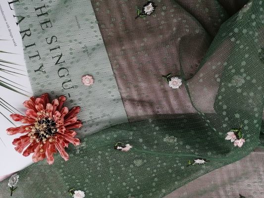 Le tissu brodé floral de Tulle de 49 pouces AZOÏQUE libèrent
