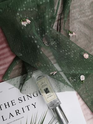 Le tissu brodé floral de Tulle de 49 pouces AZOÏQUE libèrent