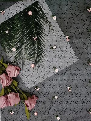 Le tissu brodé floral de Tulle de 49 pouces AZOÏQUE libèrent