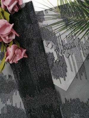 Ligne géométrique métallique noire tissu brodé argenté de Lurex de dentelle