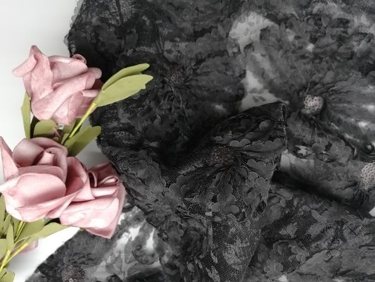 La partie creusée de broderie lacent le tissu noir d'Applique de la paillette 3D