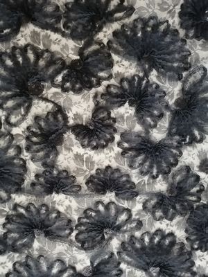 La partie creusée de broderie lacent le tissu noir d'Applique de la paillette 3D