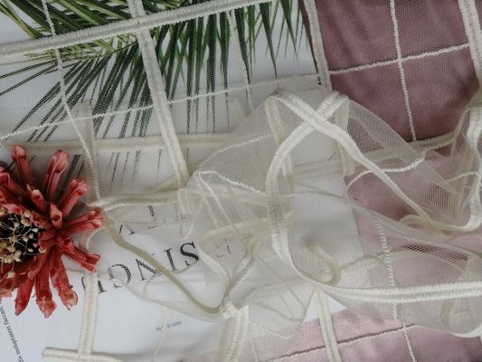 Matériel blanc brodé géométrique de dentelle de tissu de dentelle pour des robes