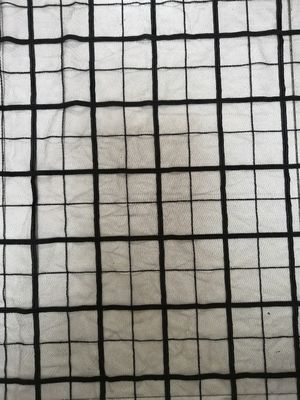 Matériel blanc brodé géométrique de dentelle de tissu de dentelle pour des robes