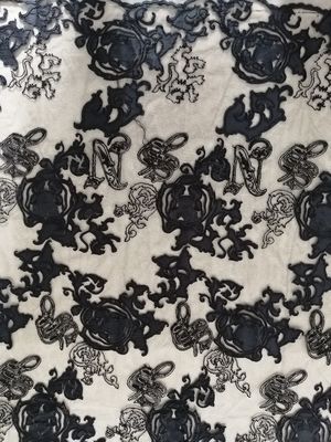 Le laser noir a coupé le tissu de dentelle brodé par tissu de broderie d'Applique