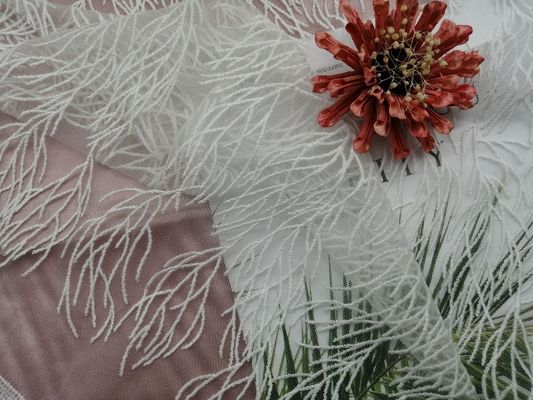 La broderie a attaché le tissu l'épousant blanc de dentelle de tissu de dentelle