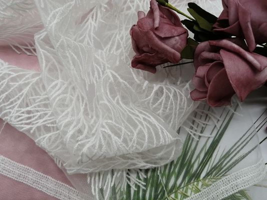 La broderie a attaché le tissu l'épousant blanc de dentelle de tissu de dentelle