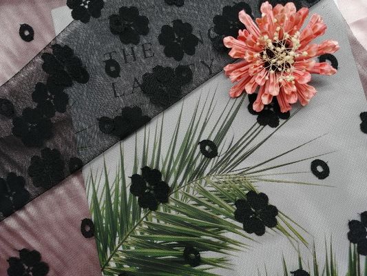 Les femmes libres AZOÏQUES réutilisées habillent le tissu brodé vert de dentelle