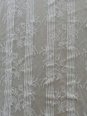 Tissu blanc d'équilibre de dentelle de cil de polyester de feston pour la robe nuptiale
