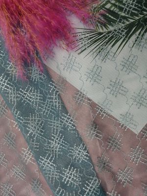 Tissu imprimé bleu de dentelle de partie géométrique de broderie