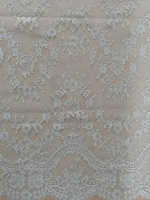 Le feston en nylon de cil du gris 100% lacent le tissu floral de la dentelle 3D