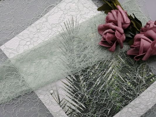 Le tissu de dentelle attaché par polyester 100% a adapté le tissu aux besoins du client brodé de couleur