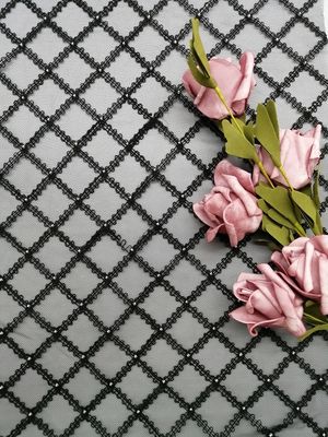 Geo blanc a perlé le tissu de broderie