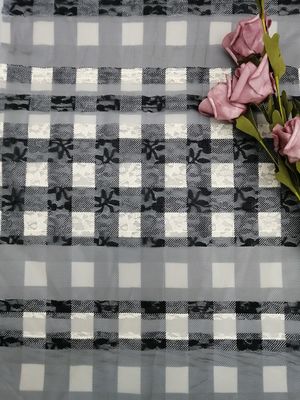La broderie de modèle de plaid barrée lacent le tissu à carreaux d'impression
