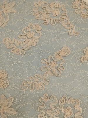 Attacher lacent le tissu d'habillement brodé par polyester 100%