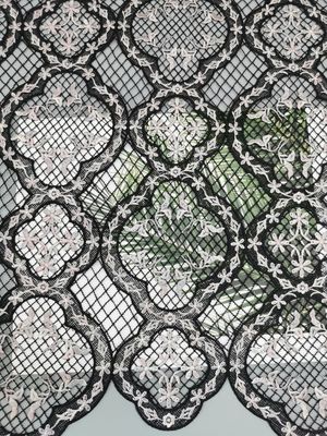 La broderie soluble dans l'eau a coloré le tissu chimique floral de dentelle