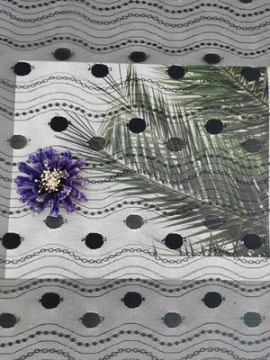 Linéaire partout dans la dentelle de polyester de tache équilibrez la maille noire de Tulle