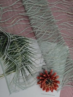 Tissu métallique de dentelle de cil français de Chantilly avec le feston