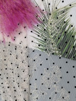La polka rose Dot Flocked a brodé le tissu de dentelle de maille