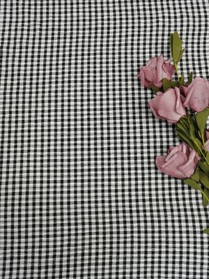 Chaîne noire blanche tricotant la maille lourde de bout droit de tissu à carreaux de dentelle