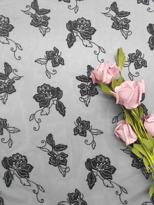 Le laser réutilisé a coupé le tissu de broderie d'Applique pour la robe de soirée