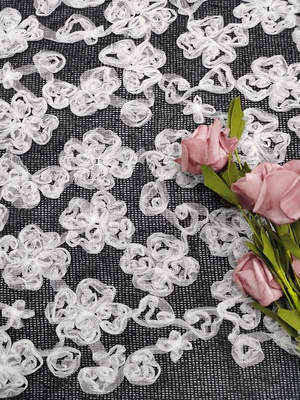 Applique de tissu de dentelle brodé par fleur noire blanche de couleur de contraste