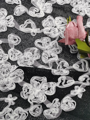 Applique de tissu de dentelle brodé par fleur noire blanche de couleur de contraste