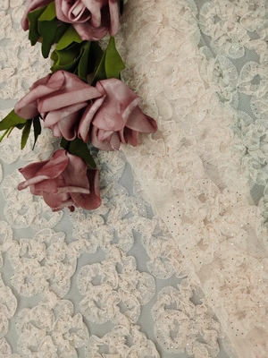 Le tissu floral de dentelle de crochet du rose 3D déjouent les enfants enduits de broderie habillent la dentelle