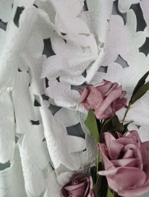 Le laser a coupé le tissu de dentelle le coton blanc que pur a brodé le tissu d'oeillet