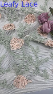 Tissu de dentelle brodé 100% polyester maillage au sol pour robe de mariée